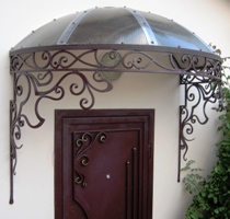 Металлический козырек купольный с поликарбонатом и кованым декором (артикул МКК12)