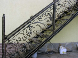 Лестница входная прямая с коваными перилами (артикул-МЛУ21)