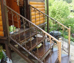 Лестница входная прямая с коваными перилами (артикул-МЛУ09)