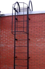 Лестница вертикальная на крышу с частичной защитой (артикул-ЛВ02)