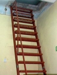 Лестница вертикальная на чердак с поручнем  (артикул-ЛВ04)
