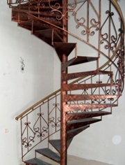 Лестница винтовая c коваными перилами и декоративным покрытием (артикул-МЛВ09)