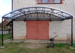 Козырек металлический с изящным кованным декором