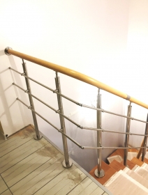 Установка межэтажной лестницы с перилами из нержавеющей стали и поручнем из ПВХ пер. Колхозный.