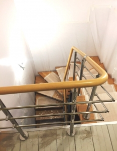 Установка межэтажной лестницы с перилами из нержавеющей стали и поручнем из ПВХ пер. Колхозный.
