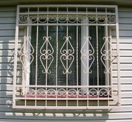 Решетка на окно с элементами ковки