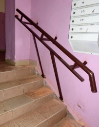 Поручень металлический для лестницы в подъезде