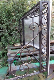 Козырек над входом с коваными опорами (металл. каркас и поликарбонат)