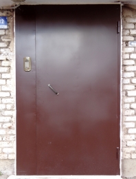 Дверь в подъезд двустворчатая с глухой створкой, гладкий лист