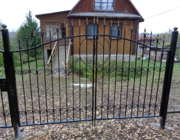 Ворота металлические распашные с ковкой и декоративной окраской