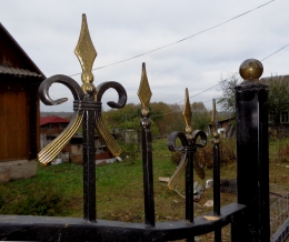 Кованный декор ворот металлических с позолотой