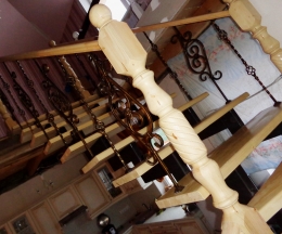 Столб ограждения лестницы деревянный, резной