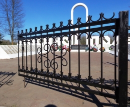 Ворота в ограждении мемориального комплекса Любино поле
