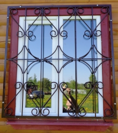 Решетка на окно с элементми ковки