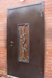 Дверь входная с ковкой и стеклопакетом