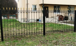 Забор металлический с пиками и кованным декором