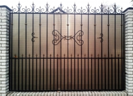 Забор металл. секционный с кованным декором, зашивка поликарбонатом