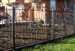 Забор металлический секционный с кованным декором