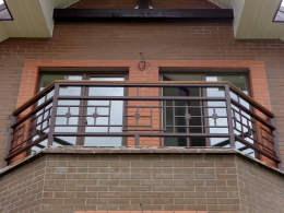 Ограждение балкона дома (коттеджный комплекс Нанино)