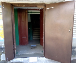 Дверь входная двустворчатая с порошковой покраской и доводчиком