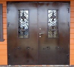 Двери входные двустворчатые с ковкой, покраска порошок