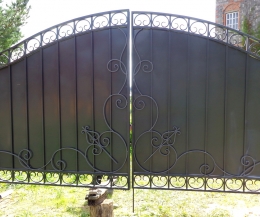 Кованный декор ворот, зашивка металлический лист
