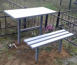 Ритуальный стол со скамейкой на друх опорах
