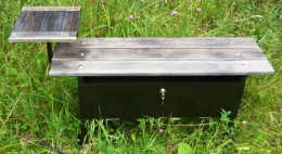 Лавка со столиком и ящиком для хранения на кладбище