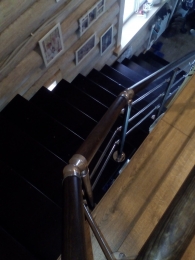лестница с перилами из нержавеющей стали с деревянным поручнем
