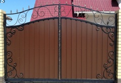 Ворота распашные с ковкой и профлистом (артикул-ВК11)