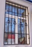 Решетки с кованным декором на окно